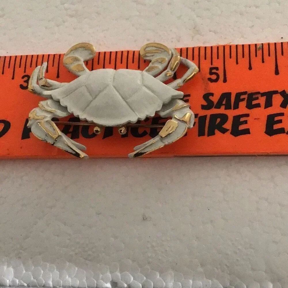 Beautiful, vintage Napier crab brooch